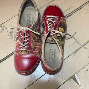 L’artiste sneakers, red with flower pattern on the sides, size 39